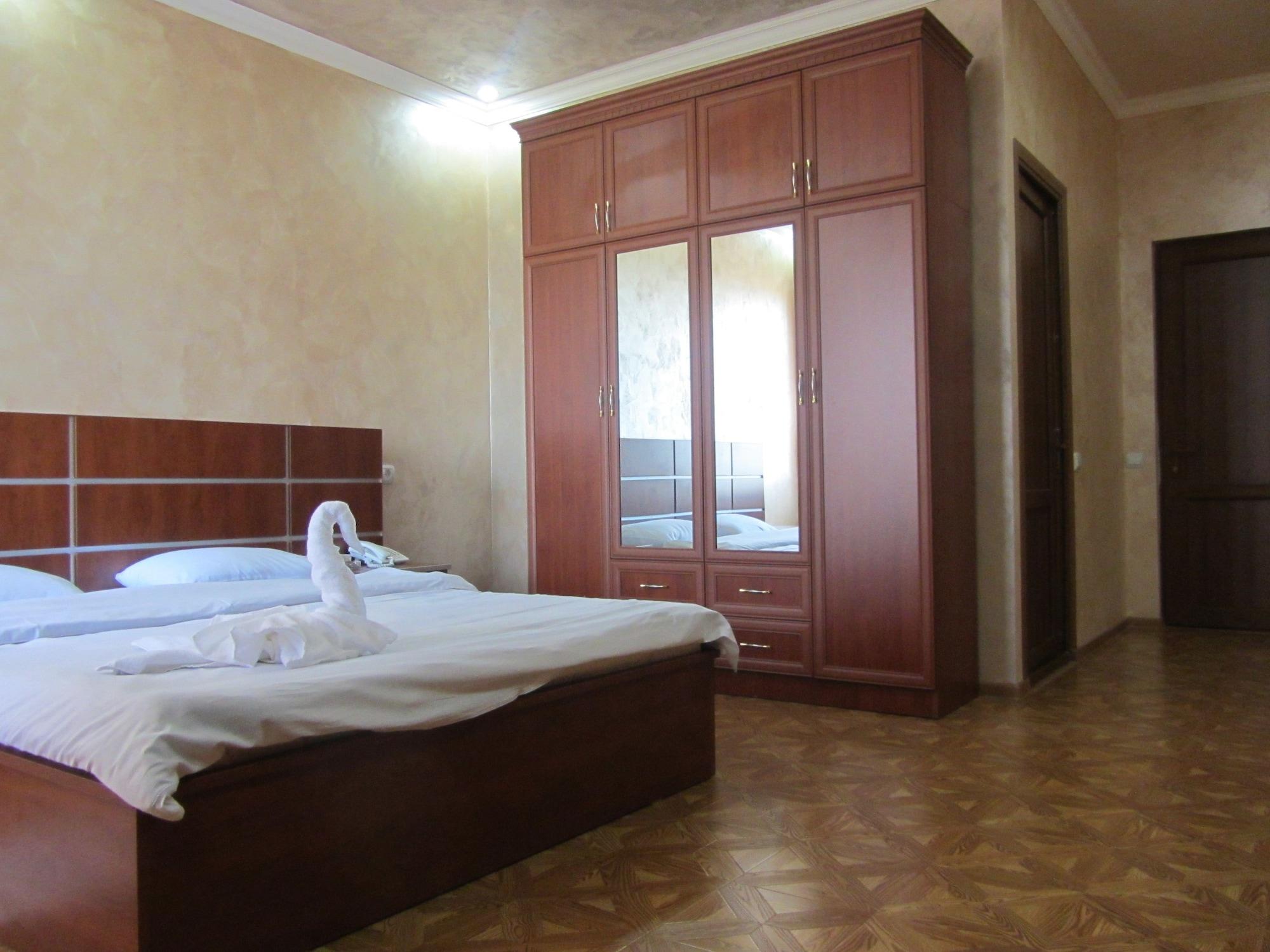 Primer Hotel Ереван Екстериор снимка